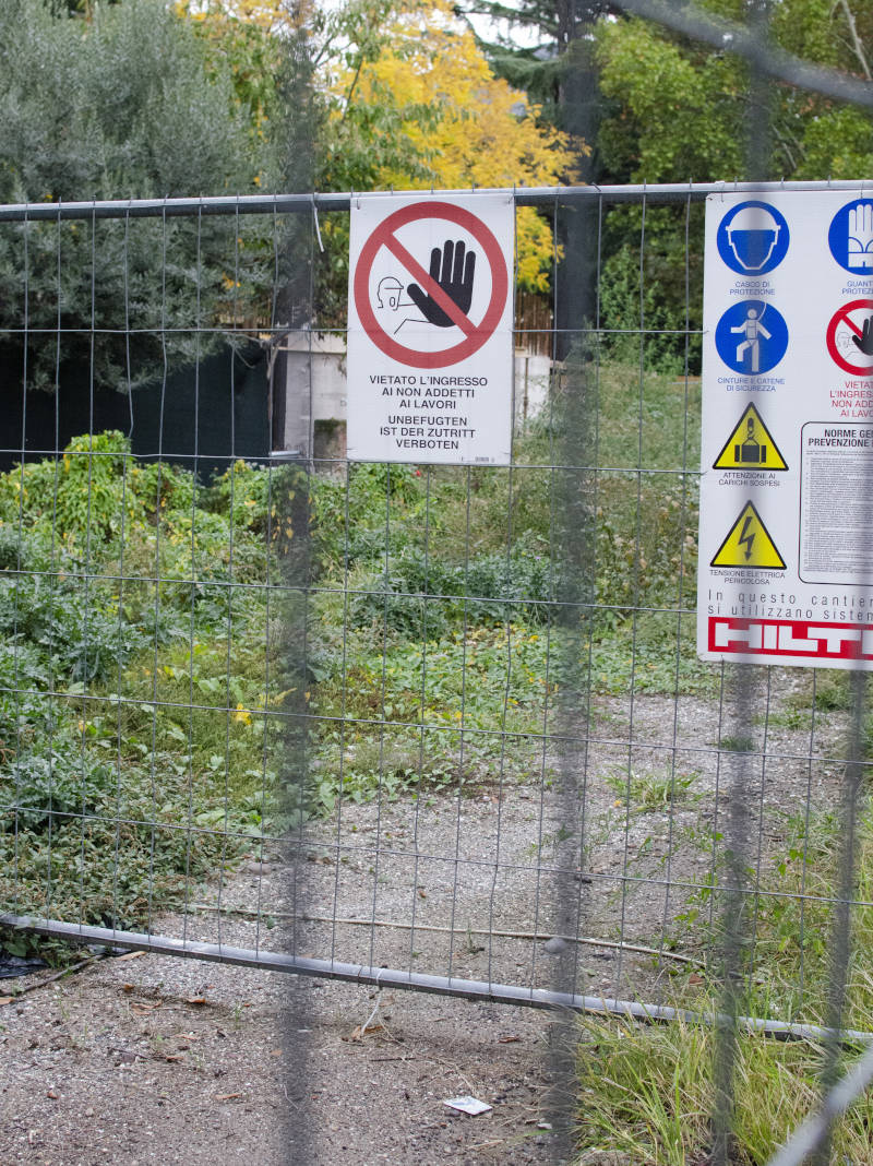 Ein Bild, dass einen Bauzaun zeigt, auf dem ein Piktogramm für 'Betreten verboten' zu sehen ist.